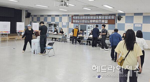 제21대 대통령선거일인 3일 유권자들이 제주시 아라동주민센터에 마련된 투표소에서 투표를 하고 있다. ⓒ헤드라인제주