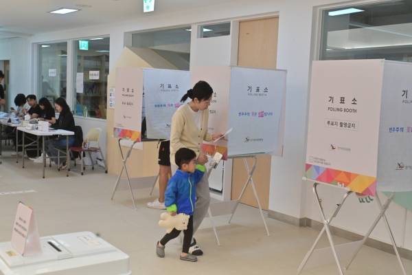 3일 오전 제주시 이도초등학교에 마련된 이도2동투표소에서 어린 자녀를 동반한 유권자가 소중한 권리를 행사하고 있다. 고봉수 기자