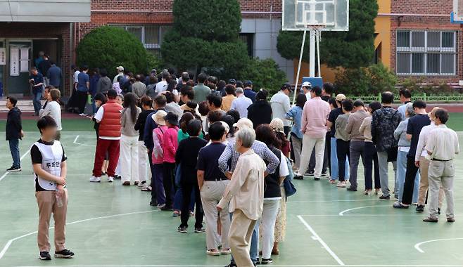 제21대 대통령선거일인 3일 오전 서울 서초구 서초4동 제3투표소가 설치된 원명초등학교에서 주민들이 길게 줄서서 투표를 기다리고 있다. (사진= 뉴스1)