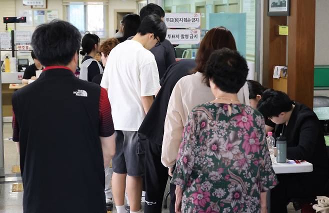 제 21대 대선 투표일인 3일 오후 충북 청주 사창동 행정복지센터 투표소에서 유권자들이 줄을 서서 차례를 기다리고 있다. (사진=연합뉴스)