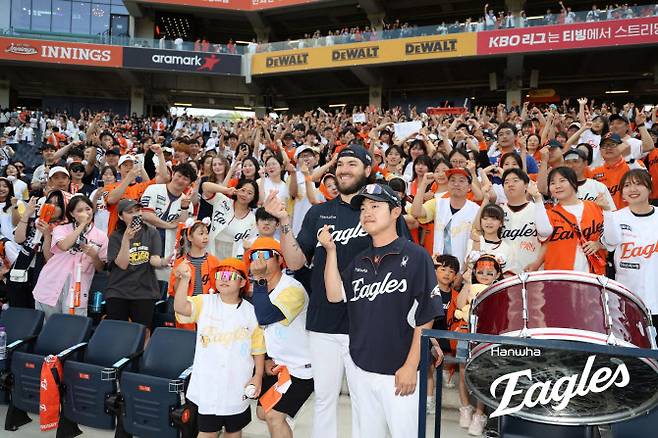 경기 수훈선수로 봅힌 한화이글스 코디 폰세가 팬들과 함께 기념촬영을 하고 있다. 사진=한화이글스