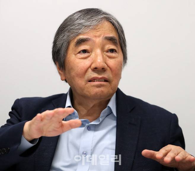 [이데일리 김태형 기자]윤석헌 전 금융감독원장이 2일 서울 중구 KG타워에서 진행한 이데일리와의 인터뷰에서 새 정부 출범을 앞두고 금융산업발전과 금융감독체계 개편 등에 대해 설명하고 있다.