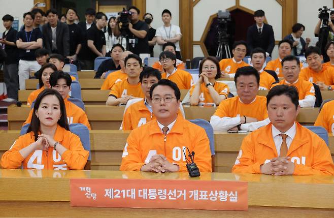 개혁신당 천하람 상임선대위원장, 이주영 공동선대위원장을 비롯한 선대위 관계자들이 3일 서울 여의도 국회 의원회관에 마련된 당 개표 상황실에서 방송 3사 출구 조사 결과를 보고 있다.(사진=연합뉴스)