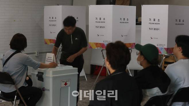 제21대 대통령 선거일인 3일 오전 서울 서대문구 북가좌제2동 제5투표소에서 시민들이 투표하고 있다. (사진= 이영훈 기자)