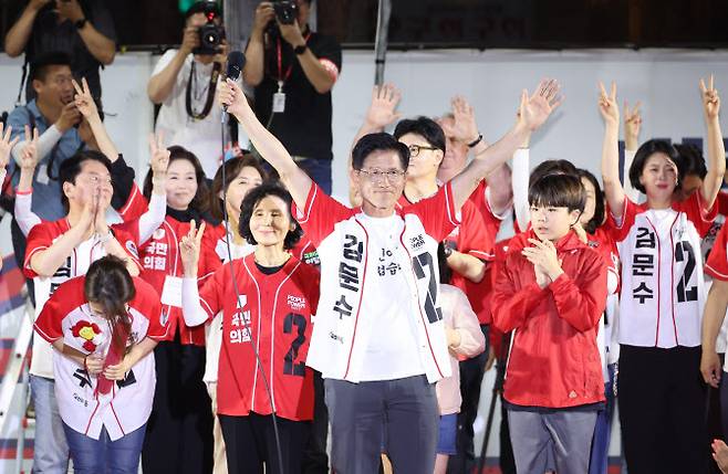 김문수 국민의힘 대선 후보가 2일 서울시청 앞 서울광장에서 열린 피날레 유세에서 지지를 호소하고 있다. (사진=연합뉴스)