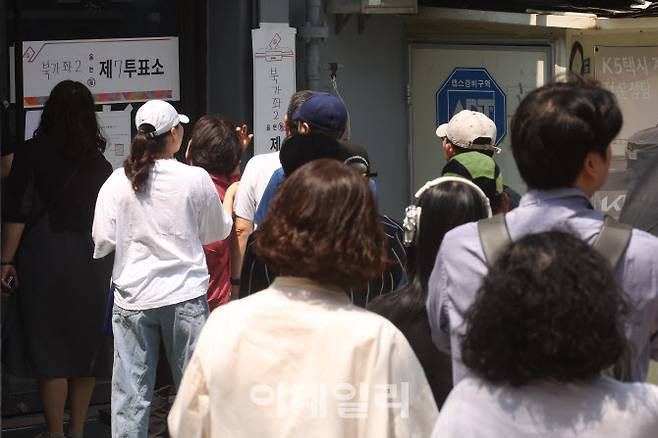 [이데일리 이영훈 기자] 제21대 대통령 선거일인 3일 오전 서울 서대문구 북가좌제2동 제7투표소에서 시민들이 투표를 위해 줄을 서고 있다.