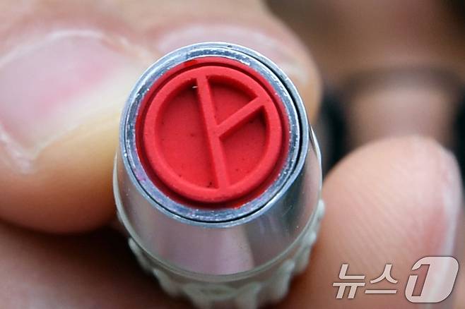 21대 대통령 선거를 하루 앞둔 2일 경북 포항시 북구선거관리위원회 관계자가 기표용구를 들어보이고 있다. 2025.6.2/뉴스1 ⓒ News1 최창호 기자