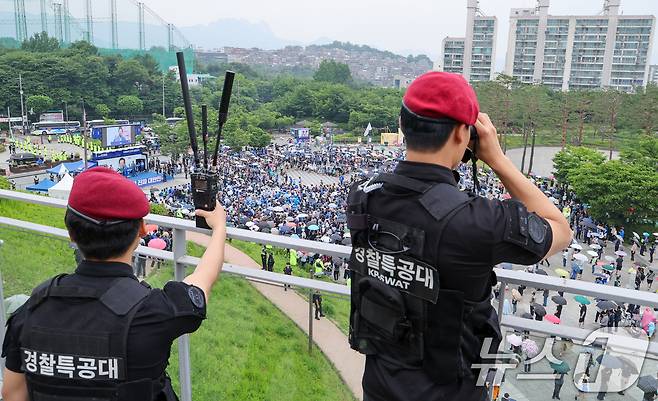 이재명 더불어민주당 대통령 후보가 제21대 대통령선거를 하루 앞둔 2일 오전 서울 강북구 북서울꿈의숲 서문광장을 찾아 지지를 호소하는 가운데 경찰 특공대가 경계 근무를 하고 있다. 2025.6.2/뉴스1 ⓒ News1 안은나 기자