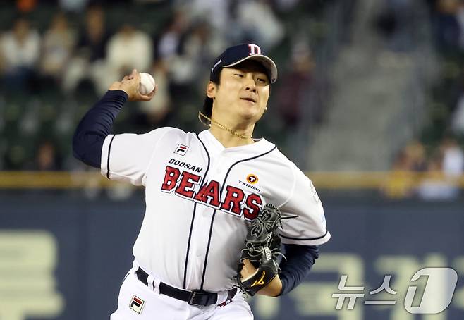 2일 오후 서울 송파구 잠실야구장에서 열린 프로야구 '2024 신한 SOL 뱅크 KBO리그' KT 위즈와 두산 베어스의 포스트시즌(PS) 와일드카드 결정전 1차전 1회초 두산 선발 곽빈이 역투하고 있다. 2024.10.2/뉴스1 ⓒ News1 김명섭 기자