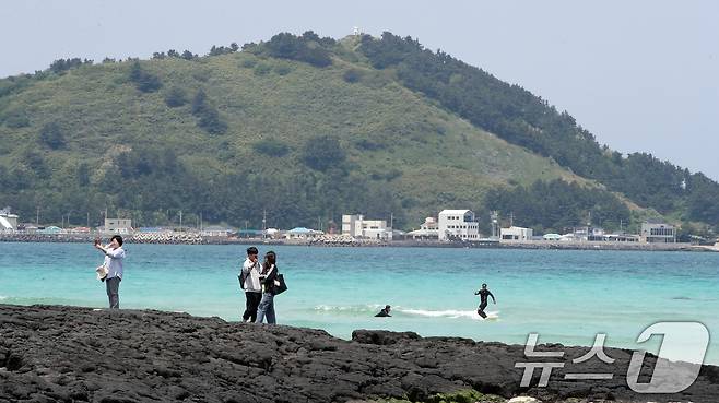 제주시 한림읍 협재해수욕장에서 관광객들이 즐거운 시간을 보내고 있다. 2025.5.7/뉴스1 ⓒ News1 오현지 기자