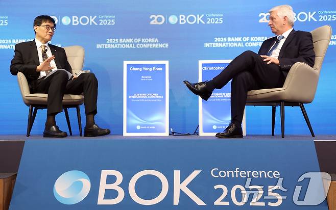 이챵용 한국은행 총재와 크리스토퍼 월러 미국 연방준비제도 이사가 2일 오전 서울 중구 한국은행 신축별관 컨퍼런스홀에서 열린 'BOK 국제컨퍼런스'에서 대담을 하고 있다. ⓒ News1 김명섭 기자