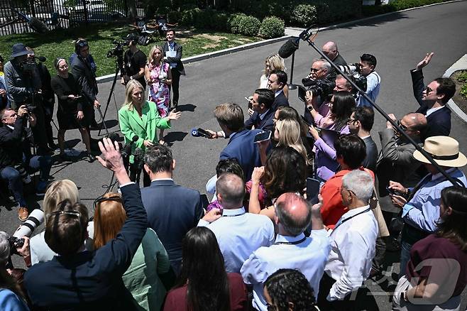 캐롤라인 레빗 백악관 대변인이 2일(현지시간) 워싱턴DC 백악관 인근에서 기자들의 질문에 답하고 있다. 무역 긴장이 다시 고조되는 가운데 레빗 대변인은 도널드 트럼프 미국 대통령과 시진핑 중국 국가주석이 이번 주 후반에 오랫동안 기다려온 전화 통화를 할 가능성이 있다고 밝혔다. 2025.06.02 ⓒ AFP=뉴스1 ⓒ News1 류정민 특파원