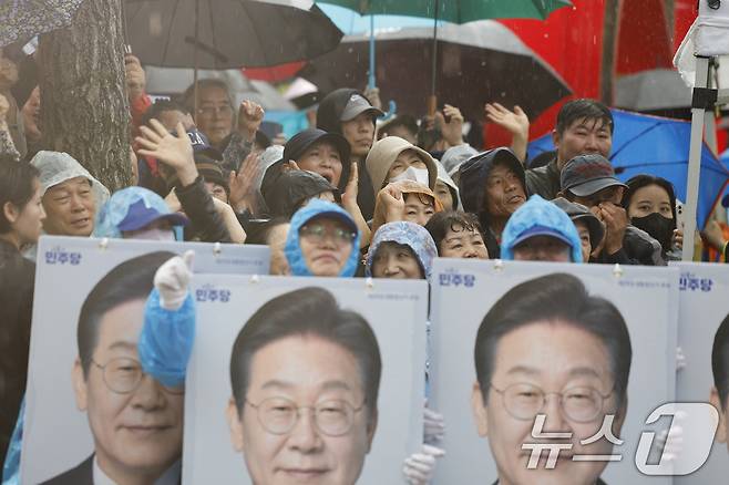 15일 오후 전남 순천시 연향동 패션의 거리에서 이재명 더불어민주당 대통령 후보 지지자들이 이 후보의 연설에 환호하고 있다. 2025.5.15/뉴스1 ⓒ News1 안은나 기자