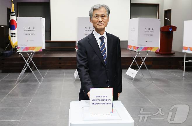 조희대 대법원장이 3일 서울 용산구 중부기술교육원에 마련된 제21대 대통령 선거 투표소에서 투표를 하고 있다. 2025.6.3/뉴스1 ⓒ News1 허경 기자