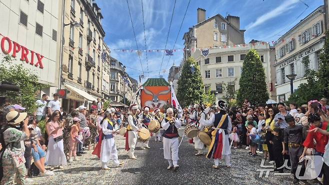 이천통신사가 프랑스 리모주시에서 거리 퍼레이드를 하고 있는 모습.(이천시 제공)