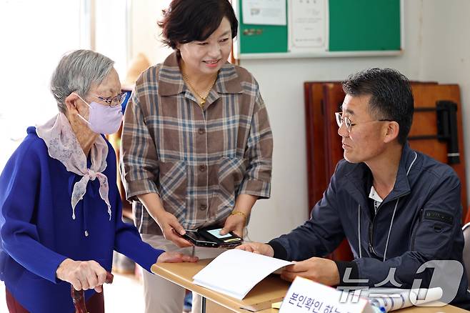제21대 대통령선거 본투표날인 3일 오전 광주 계림 1동 제2투표소(계림경로당)에서 김정자 할머니(109)가 투표를 하고 있다. 2025.6.3/뉴스1 ⓒ News1 이승현 기자