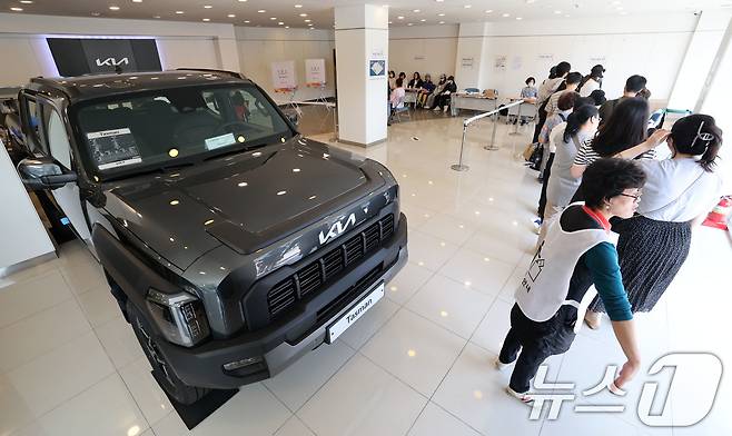 제21대 대통령 선거일인 3일 서울 광진구 기아자동차 대공원대리점에 마련된 능동제3투표소에서 유권자들이 투표를 하고 있다. 2025.6.3/뉴스1 ⓒ News1 박세연 기자