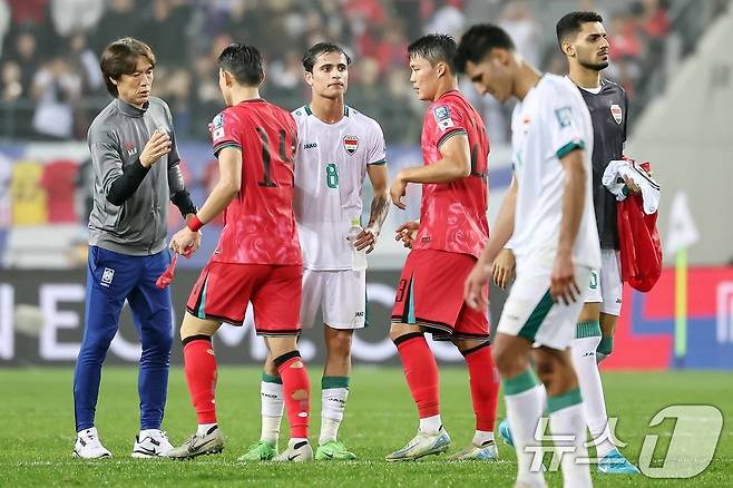 15일 오후 경기 용인시 처인구 용인미르스타디움에서 열린 2026 국제축구연맹(FIFA) 북중미 월드컵 아시아 3차 예선 B조 4차전 대한민국과 이라크의 경기에서 홍명보 대한민국 축구 국가대표팀 감독이 3대2 승리를 확정지은 뒤 문선민 등 선수들을 격려하고 있다. 2024.10.15/뉴스1 ⓒ News1 민경석 기자