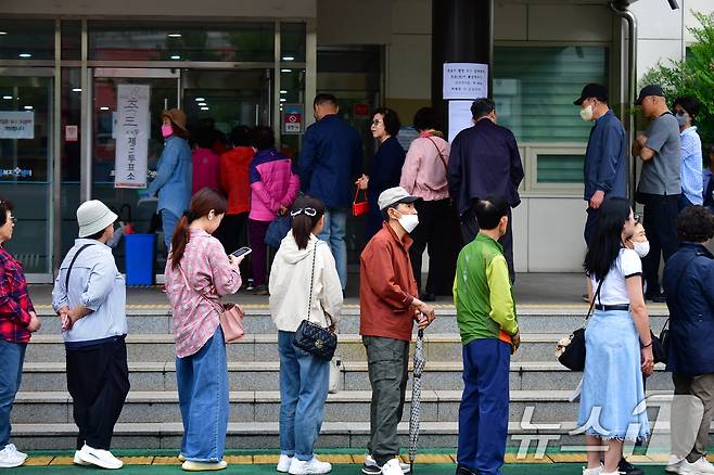 제21대 대통령 선거일인 3일 유권자들이 경북 포항시 죽도동 포항고용복지센터에 마련된 투표소에서 줄을 서서 기다리고 있다. 2025.6.3/뉴스1 ⓒ News1 최창호 기자