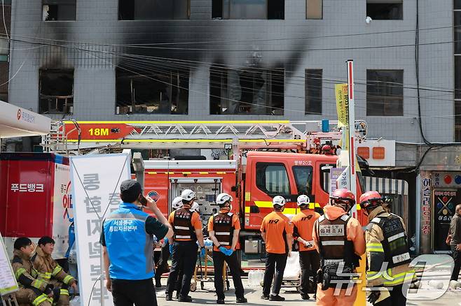 3일 오전 서울 중구 신당동의 한 봉제공장에서 화재가 발생했다.  2025.6.3/뉴스1 ⓒ News1 김진환 기자