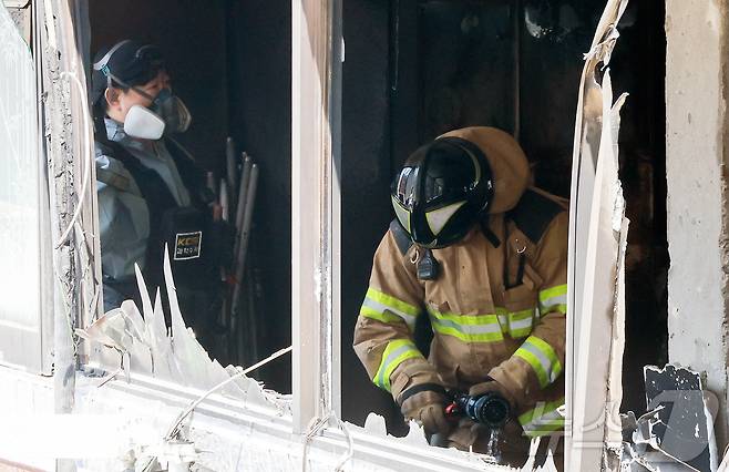 과학수사대와 소방재난본부 관계자들이 3일 오전 화재가 발생한 서울 중구 신당동의 한 봉제공장에서 화재조사를 하고 있다.  2025.6.3/뉴스1 ⓒ News1 김진환 기자