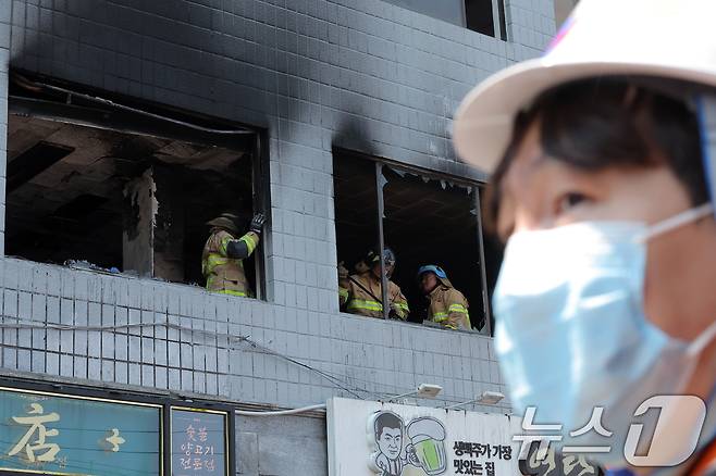 3일 서울 중구 신당동 봉제공장에서 화재가 발생, 출동한 소방 대원들이 깨진 유리창과 창틀을 정리하고 있다.  2025.6.3/뉴스1 ⓒ News1 박정호 기자
