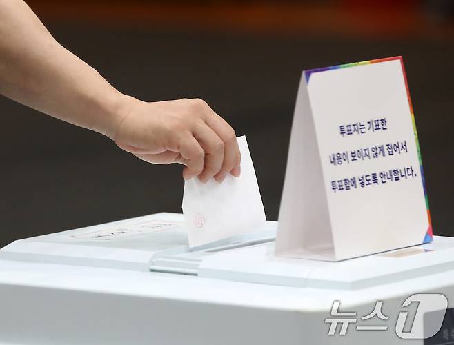 제21대 대통령 선거일인 3일 부산 동래구 내성초등학교 참빛관체육관에 마련된 복산동 제2투표소에서 유권자들이 투표를 하고 있다. 2025.6.3/뉴스1 ⓒ News1 윤일지 기자
