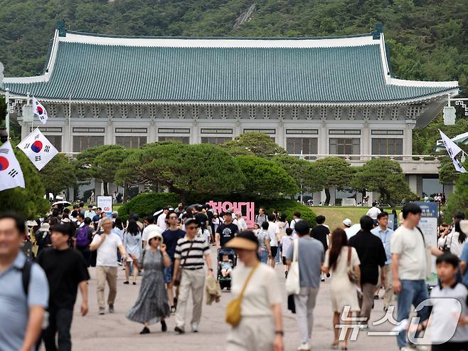 제21대 대통령 선거 투표일인 3일 서울 종로구 청와대에서 관람객들이 경내를 둘러보고 있다. 2025.6.3/뉴스1 ⓒ News1 황기선 기자