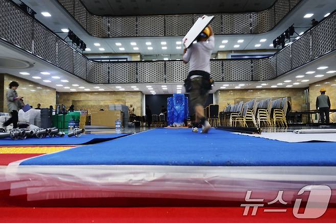 제21대 대통령 선거일인 3일 오전 서울 여의도 국회 로텐더홀에서 대통령 취임식 준비로 관계자들이 분주히 움직이고 있다. 2025.6.3/뉴스1 ⓒ News1 이광호 기자