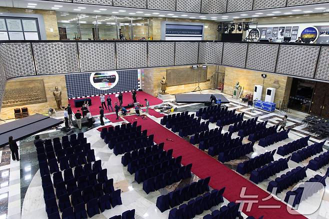 제21대 대통령선거일인 3일 오후 서울 여의도 국회 로텐더홀에서 관계자들이 취임식 준비를 하고 있다. 2025.6.3/뉴스1 ⓒ News1 이재명 기자