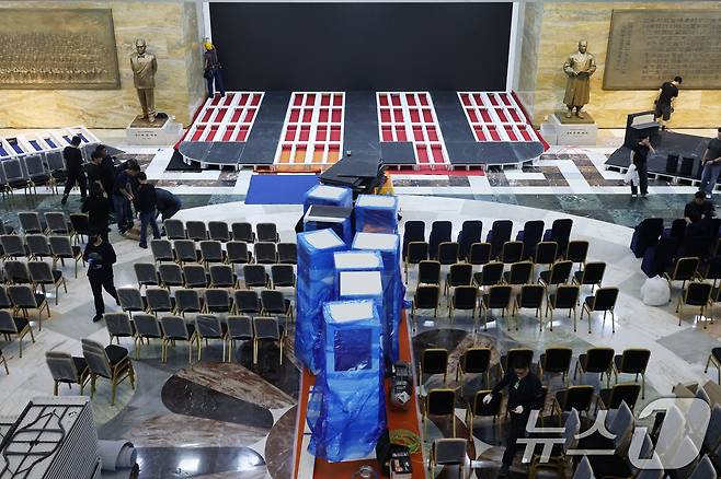 제21대 대통령 선거일인 3일 오전 서울 여의도 국회 로텐더홀에서 대통령 취임식 준비로 관계자들이 분주히 움직이고 있다. 2025.6.3/뉴스1 ⓒ News1 이광호 기자