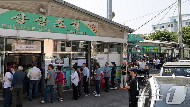 제21대 대통령 선거일인 3일 오전 경기 광명시의 한 음식점에 마련된 소하2동 제4투표소를 찾은 시민들이 길게 줄 서 있다. 2025.6.3/뉴스1 ⓒ News1 이승배 기자