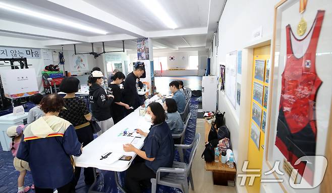 제21대 대통령 선거일인 3일 부산 수영구 레슬링넘버원 멀티짐에 마련된 남천제2동 제3투표소에서 유권자들이 투표를 하고 있다. 2025.6.3/뉴스1 ⓒ News1 윤일지 기자