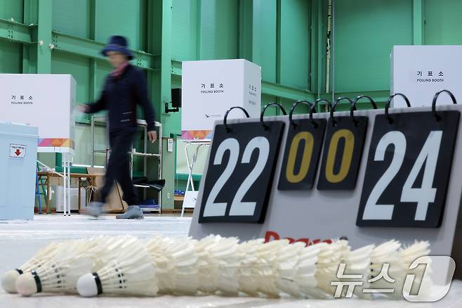 제21대 대통령선거 본투표가 시작된 3일 오전 서울시 강남구 남부순환로 매봉산실내배드민턴장에 마련된 도곡1동 제5투표소를 찾은 유권자들이 소중한 한 표를 행사하고 있다. 2025.6.3/뉴스1 ⓒ News1 박정호 기자