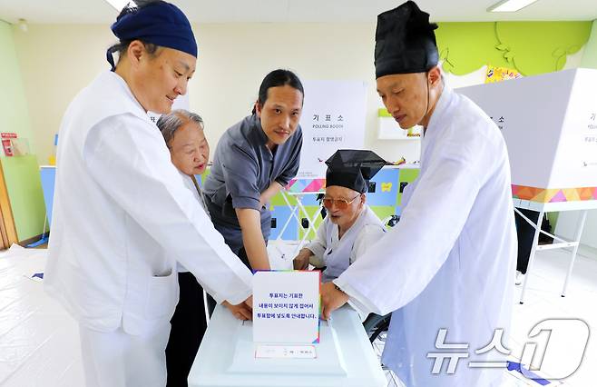 제21대 대통령 선거일인 3일 오전 충남 논산 연산초등학교에 마련된 연산 제1투표소에서 양지서당 유복엽 큰 훈장이 가족과 함께 투표하고 있다. 2025.6.3/뉴스1 ⓒ News1 김기태 기자