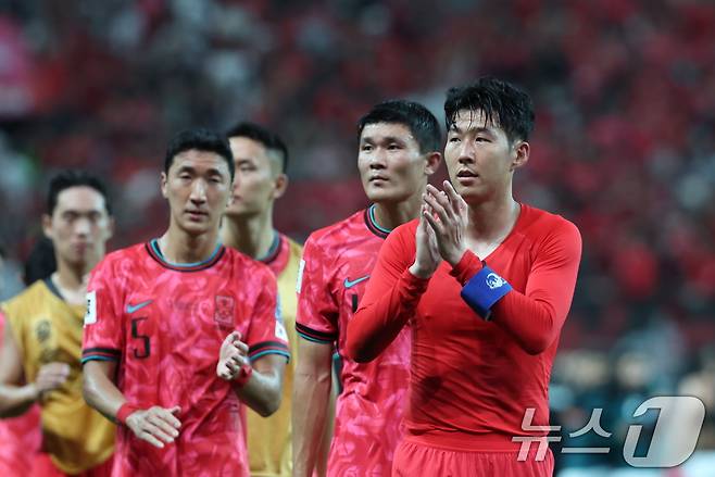 5일 오후 서울 마포구 서울월드컵경기장에서 열린 2026 국제축구연맹(FIFA) 북중미 월드컵 아시아 3차 예선 B조 1차전 대한민국과 팔레스타인의 경기를 0대0 무승부로 마친 대한민국 손흥민이 팬들을 향해 인사하고 있다. 2024.9.5/뉴스1 ⓒ News1 박지혜 기자