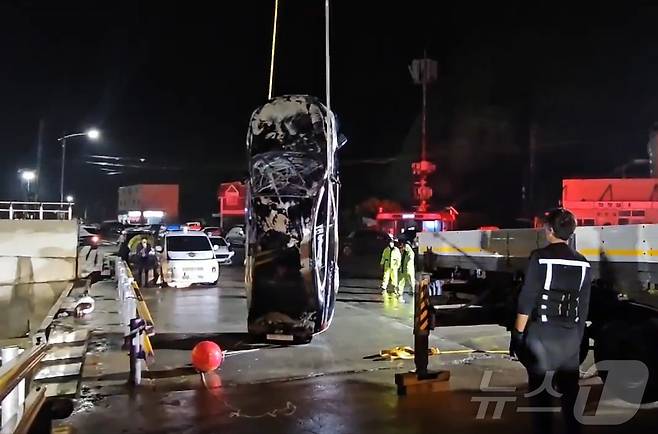 목포해경이 지난 2일 진도군 진도항에서 일가족 4명이 탑승했던 차량을 인양하고 있다.(목포해경 제공. 재판매 및 DB 금지) 2025.6.3/뉴스1