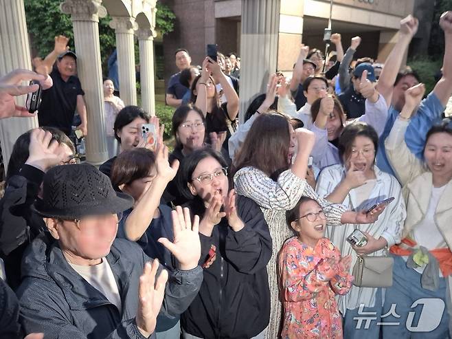 3일 오후 8시 지상파 방송 3사가 출구조사를 발표하는 것을 지켜보고 있는 더불어민주당 이재명 후보와 같은 아파트 단지에 살고 있는 입주민들.(이시명 기자/뉴스1)