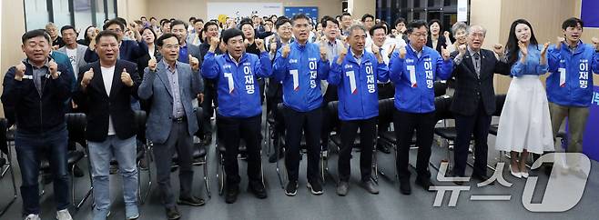 이원택 더불어민주당 전북특별자치도당위원장을 비롯한 관계자들이 3일 전북 전주시 더불어민주당 전북도당에서 제21대 대통령 선거 출구조사 결과를 보며 환호하고 있다. 2025.6.3/뉴스1 ⓒ News1 유경석 기자