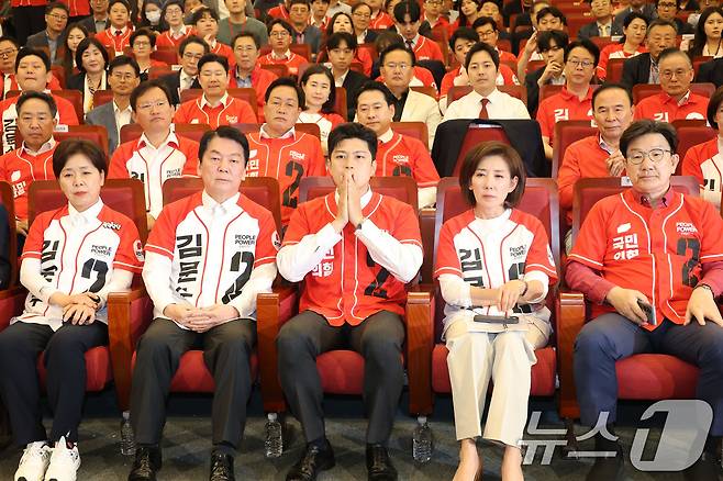 김용태 국민의힘 비상대책위원장과 권성동 원내대표를 비롯한 공동선거대책위원장들이 3일 오후 서울 여의도 국회 도서관에 마련된 제21대 대통령선거개표상황실에서 출구조사 결과를 지켜보고 있다. 2025.6.3/뉴스1 ⓒ News1 이광호 기자