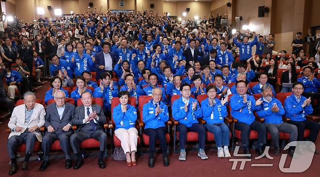 윤여준·박찬대 더불어민주당 상임 총괄선대위원장을 비롯한 공동선대위원장들이 3일 서울 여의도 국회 의원회관에 마련된 제21대 대통령선거 개표 상황실에서 출구조사 결과 발표가 나오자 기뻐하고 있다. (공동취재) 2025.6.3/뉴스1 ⓒ News1 안은나 기자