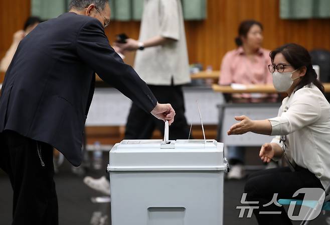 제21대 대통령 선거일인 3일 부산 동래구 내성초등학교 참빛관체육관에 마련된 복산동 제2투표소 앞에서 유권자들이 투표를 하고 있다. 2025.6.3/뉴스1 ⓒ News1 윤일지 기자