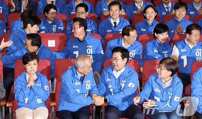 윤여준, 박찬대 더불어민주당 상임총괄선대위원장이 3일 오후 서울 여의도 국회의원회관 개표상황실에서 제21대 대통령선거 지상파 출구조사 결과 이재명 후보가 51.7%로 앞서는 것으로 발표되자 악수하고 있다. (공동취재) 2025.6.3/뉴스1 ⓒ News1 안은나 기자