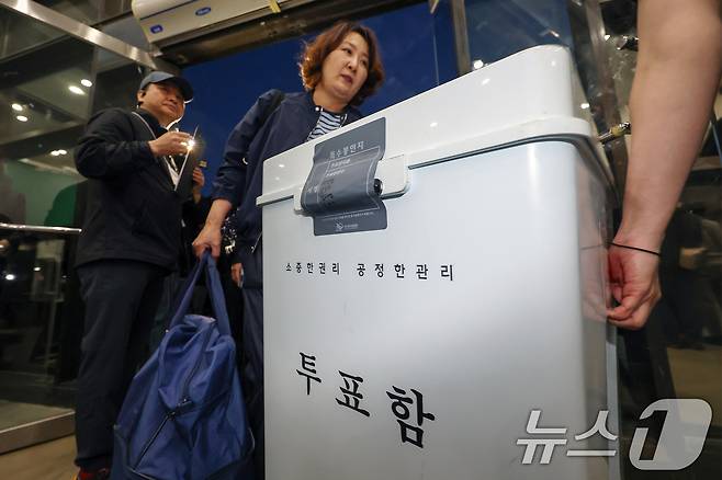 제21대 대통령 선거 투표일인 3일 오후 서울 관악구 서울대학교 체육관에 마련된 개표소로 선거사무원들이 투표함을 들고 도착하고 있다. 2025.6.3/뉴스1 ⓒ News1 민경석 기자