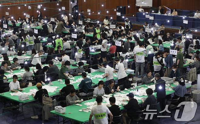 제21대 대통령 선거 투표가 종료된 3일 오후 부산 남구 국립부경대학교 대연캠퍼스 체육관에 마련된 개표소에서 개표사무원들이 투표지 분류 작업을 하고 있다. 2025.6.3/뉴스1 ⓒ News1 윤일지 기자