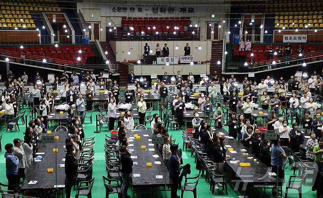 제21대 대통령 선거일인 3일 오후 제주시 개표소인 제주종합경기장 한라체육관에서 개표사무원들이 국기에 대한 경례를 하고 있다. 2025.6.3/뉴스1 ⓒ News1 오미란 기자