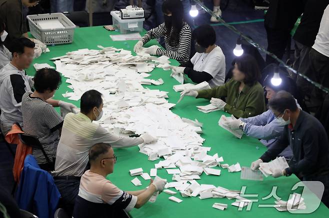 제21대 대통령 선거 투표가 종료된 3일 오후 부산 남구 국립부경대학교 대연캠퍼스 체육관에 마련된 개표소에서 개표사무원들이 투표지 분류 작업을 하고 있다. ⓒ News1 윤일지 기자