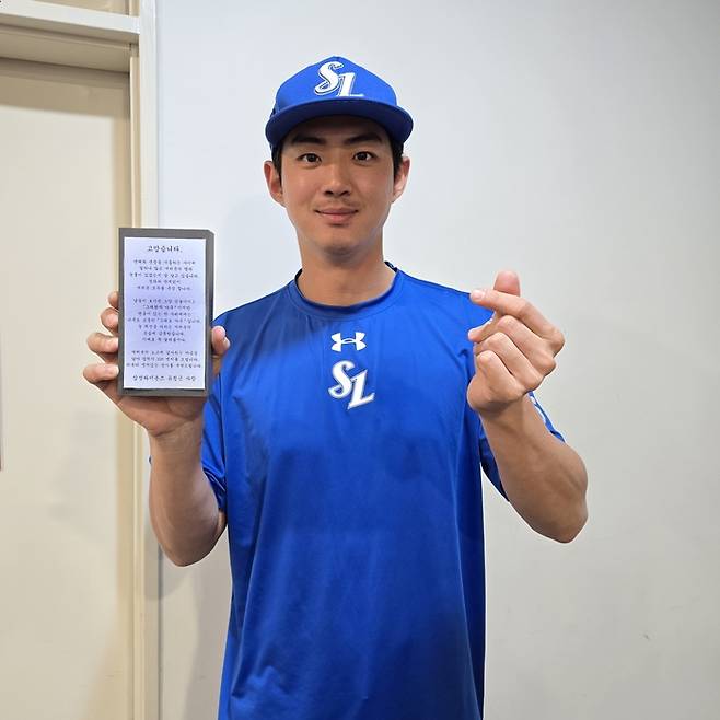 삼성 유정근 대표이사가 1군 선수단에 갤럭시 S25 엣지를 선물했다. 구자욱이 선물을 들고 포즈를 취했다. 사진 | 삼성 라이온즈