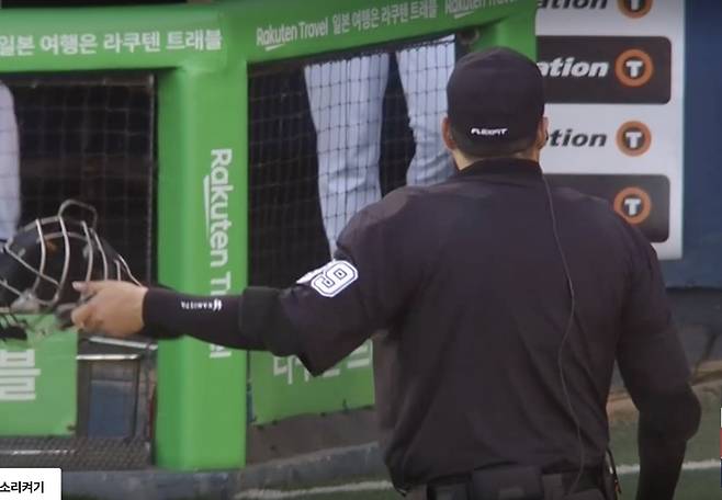구명환 주심이 볼보이가 제자리로 돌아갈 수 있도록 시간을 벌어주고 있는 모습. 사진 | 티빙