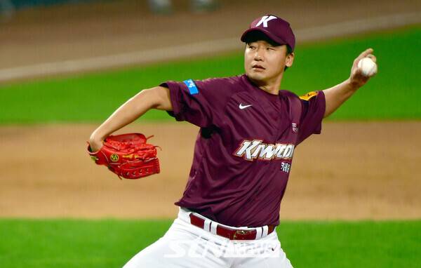 팀을 떠나게 되는 오주원 투수코치의 현역 시절 모습. 사진┃뉴시스